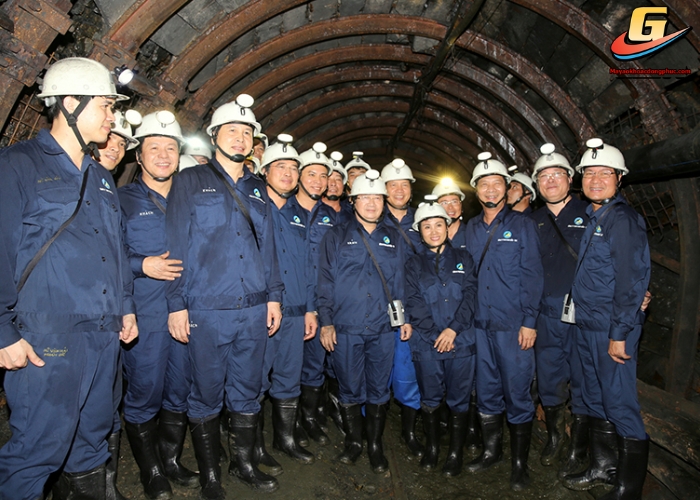 Trang phục bảo hộ màu xanh dương cho thợ mỏ
